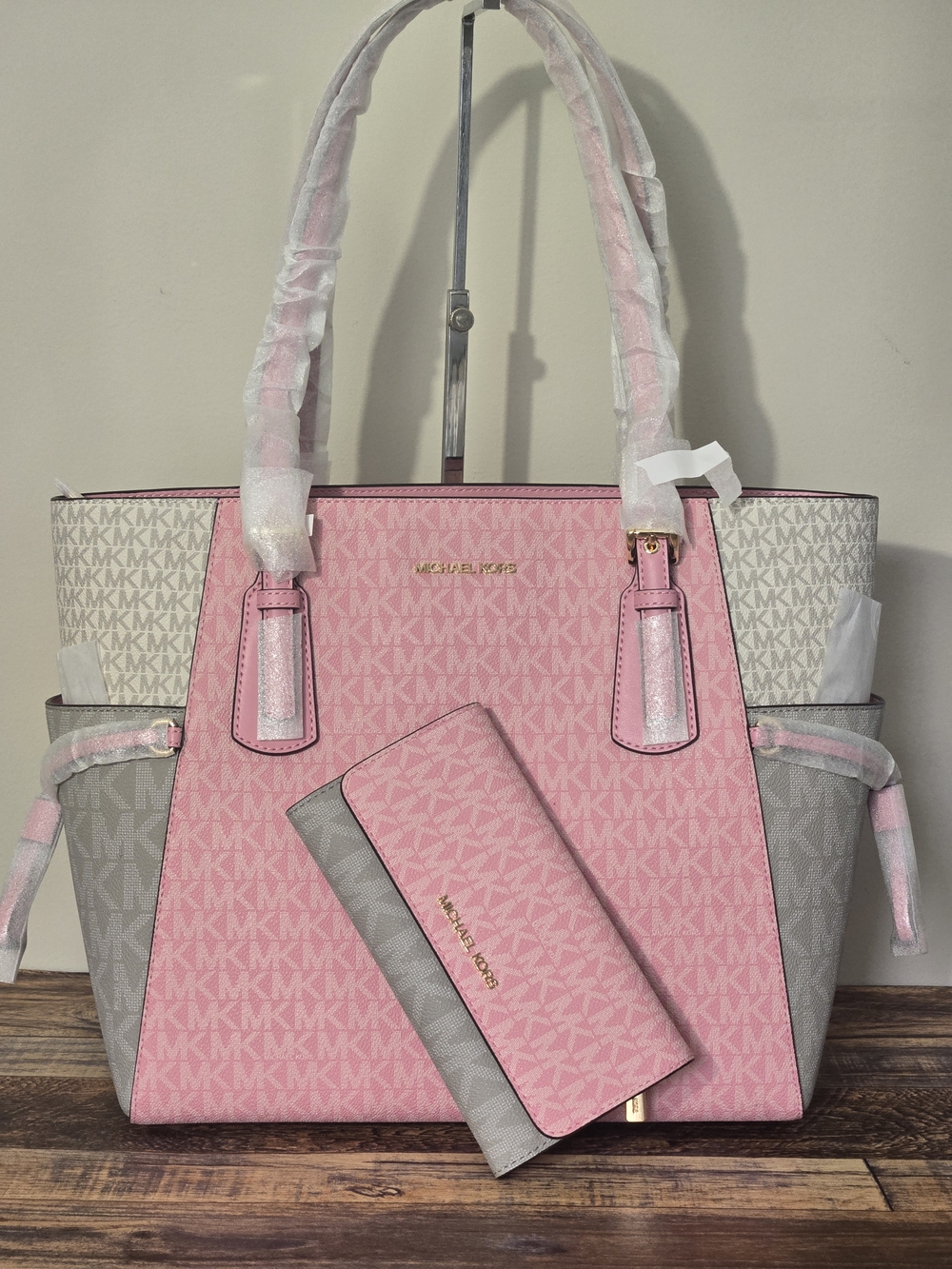 Michael Kors Voyager Colorblock Tote And Wallet Set - Picture 2 of 9